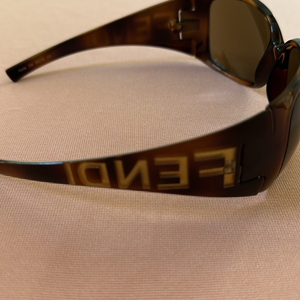 New Fendi Oversized Brown/Gold Sunglasses. - Picture 4 of 10